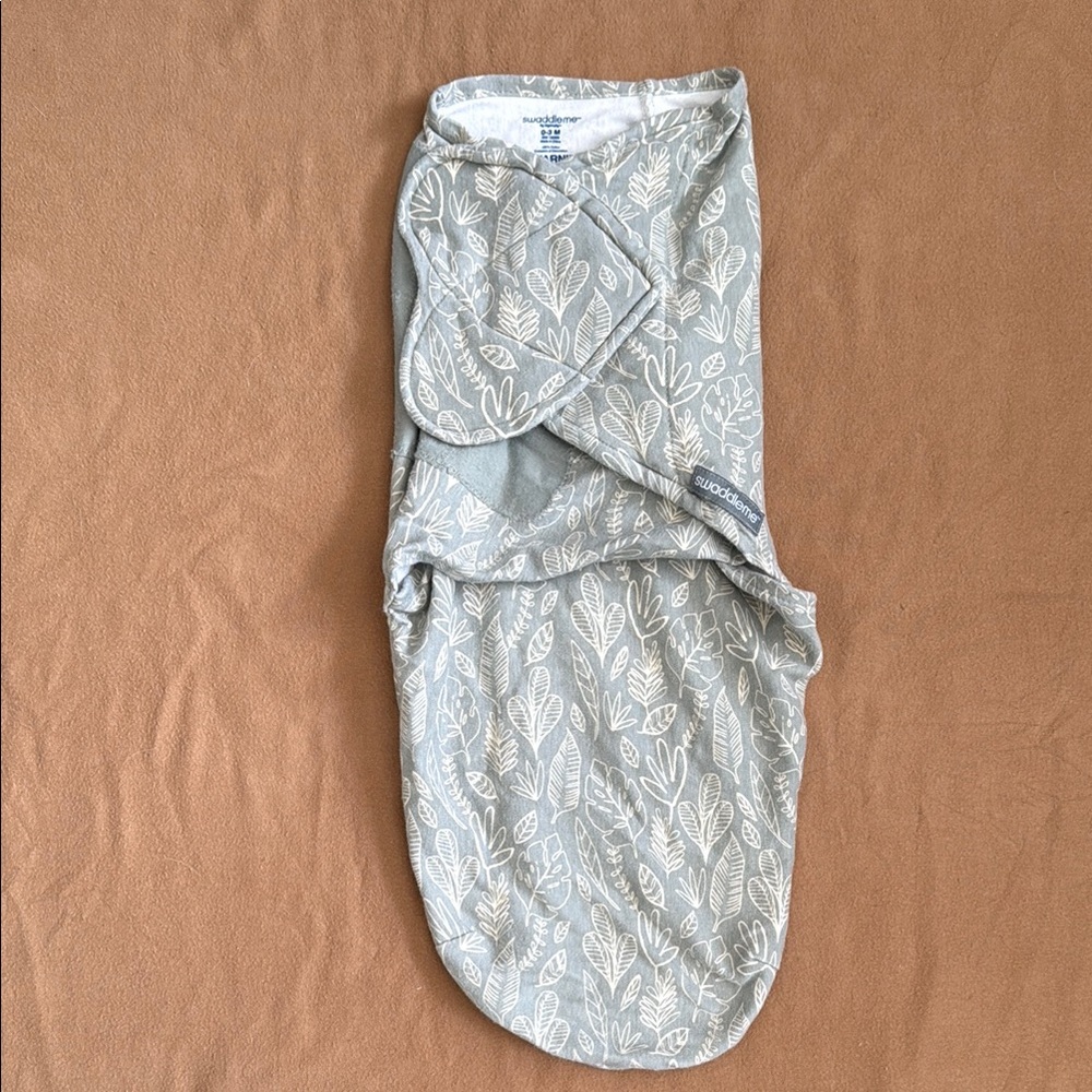 SwaddleMe Gray and White Leaf Pattern Swaddle